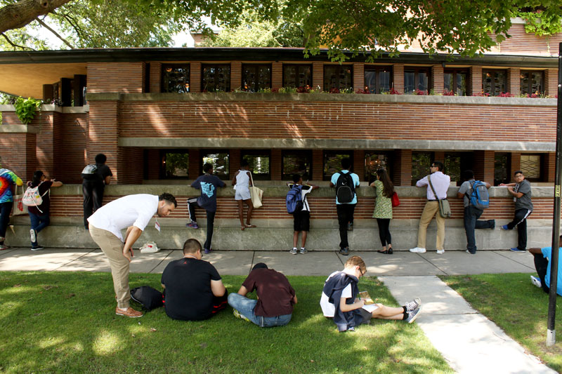 INOMA-Students-sketching-at-Robie-House